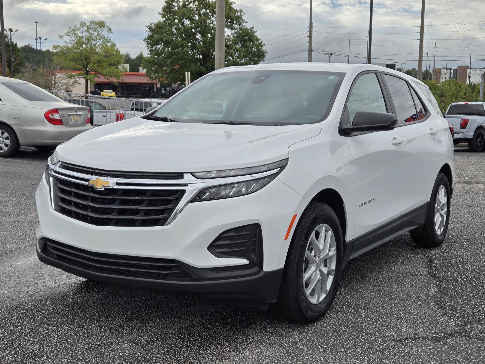 Used 2023 Chevrolet Equinox LS w/ LS Convenience Package FWD image 2