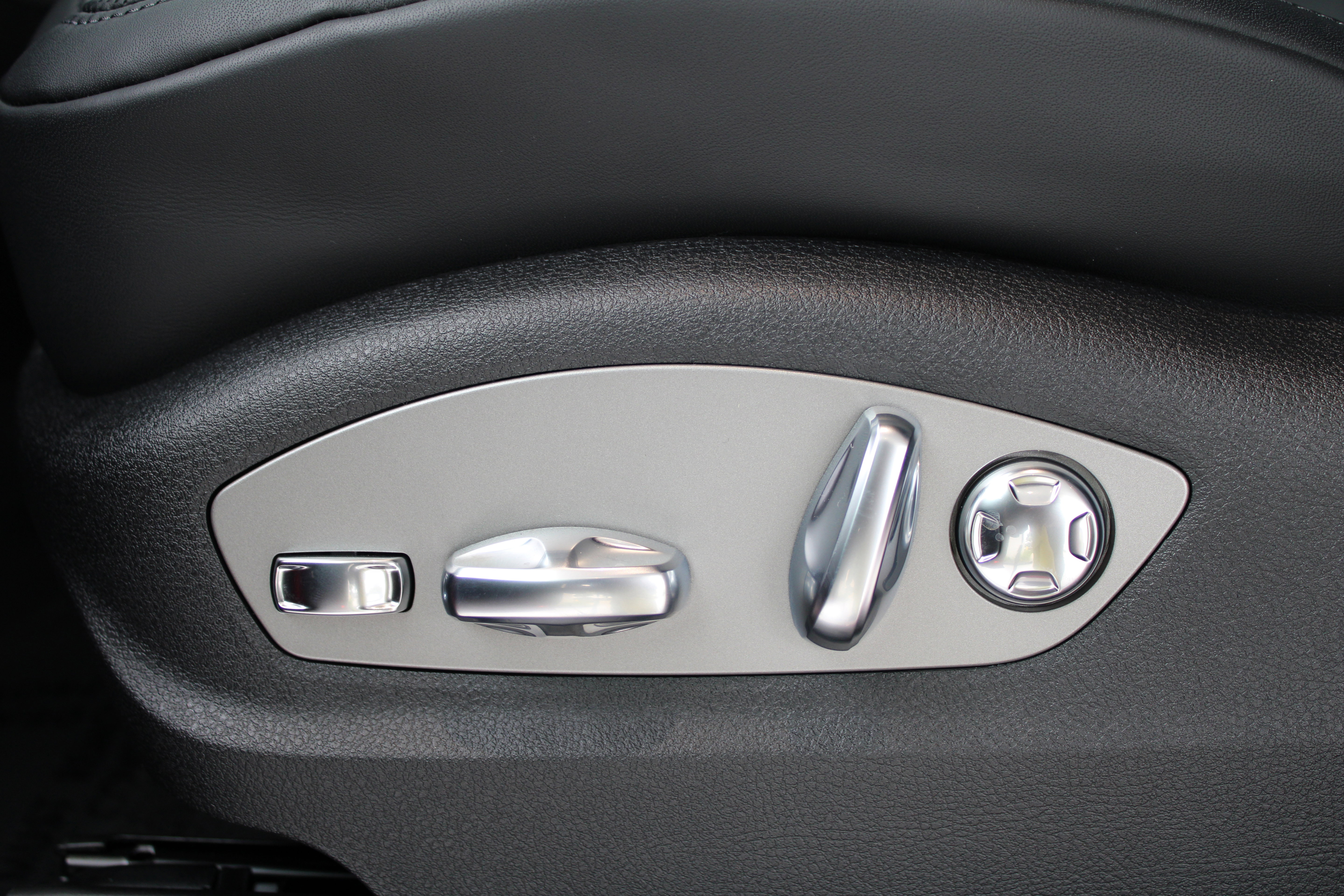 New 2025 Porsche Macan image 25