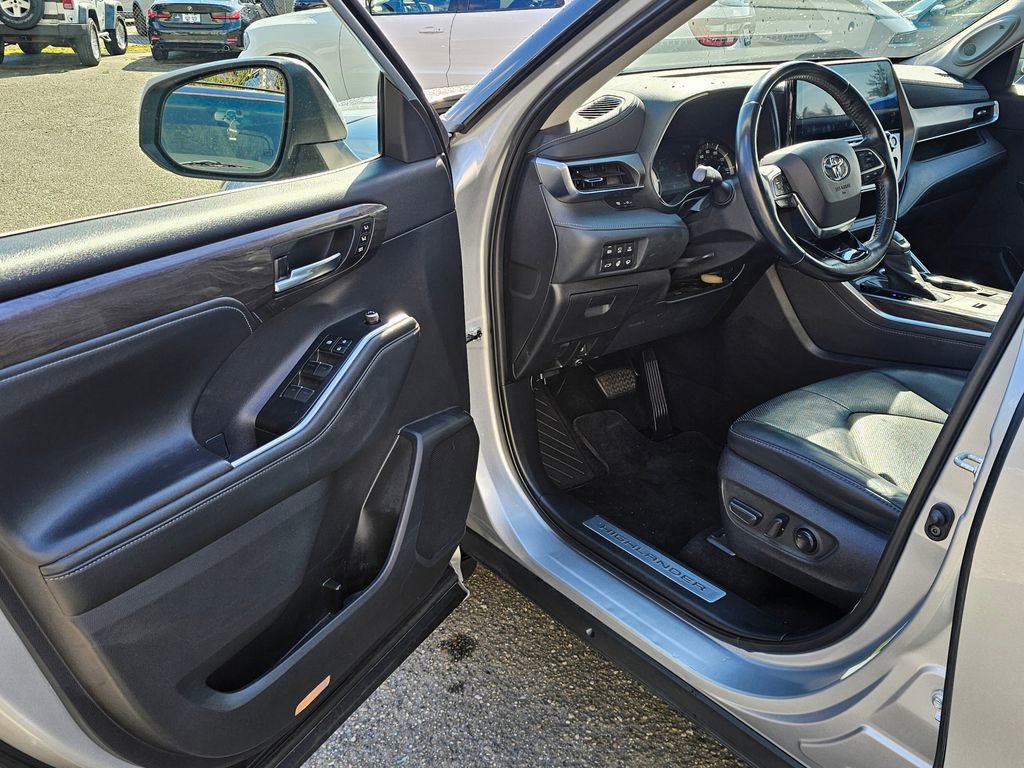 Used 2021 Toyota Highlander Limited image 17