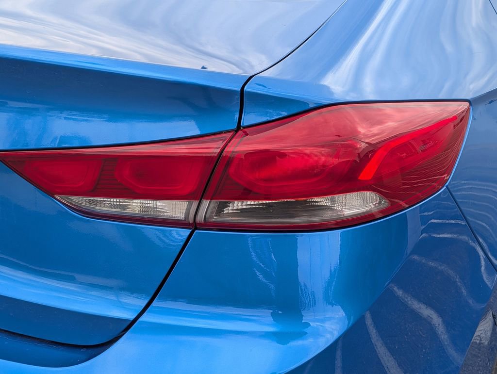 Used 2017 Hyundai Elantra SE image 17