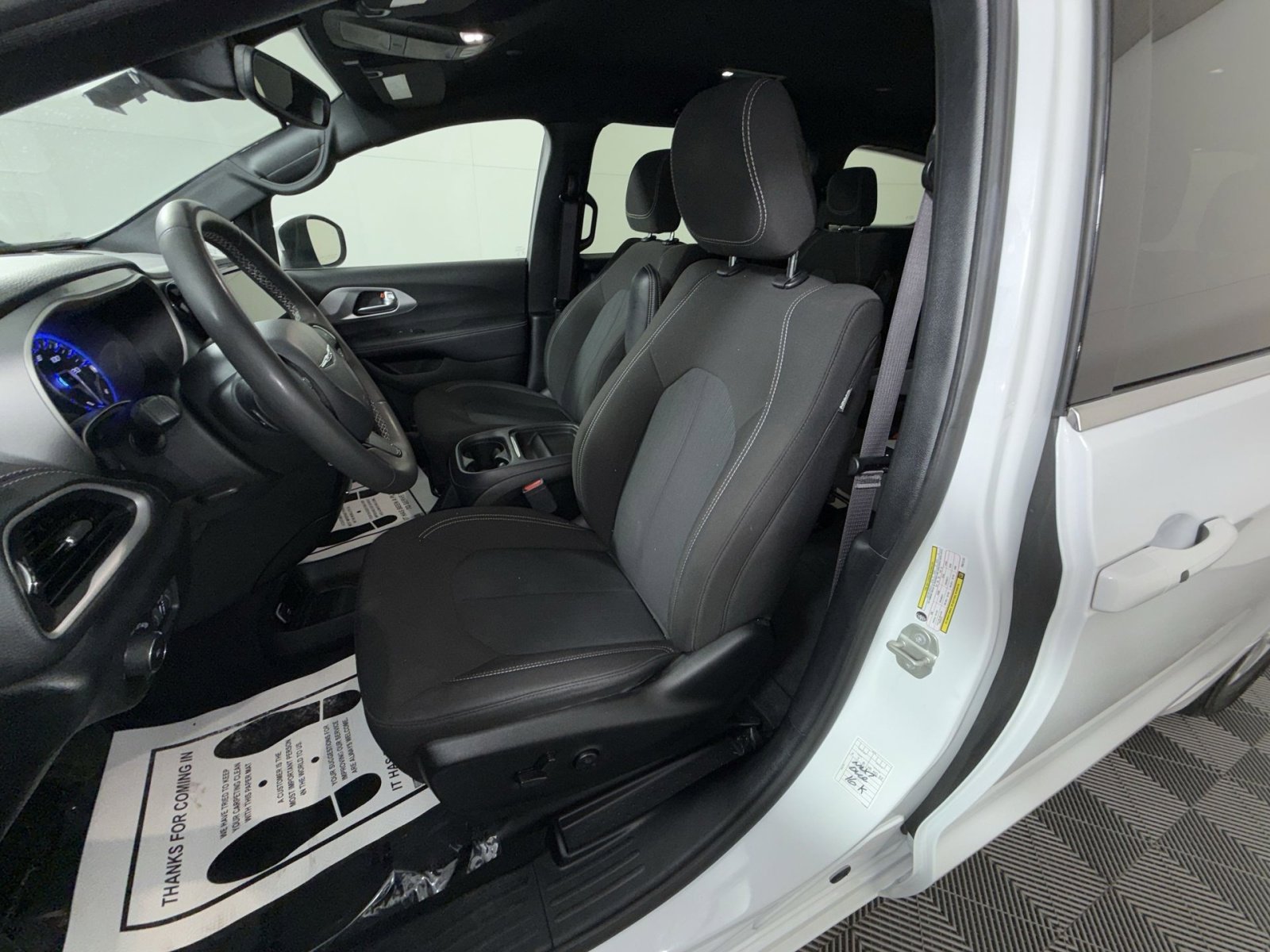 Used 2023 Chrysler Pacifica Touring FWD image 13
