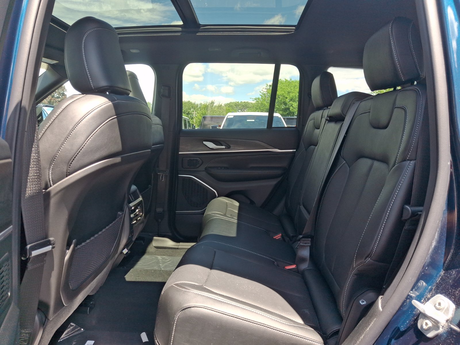 New 2026 Jeep Grand Cherokee Limited AWD/4WD image 7