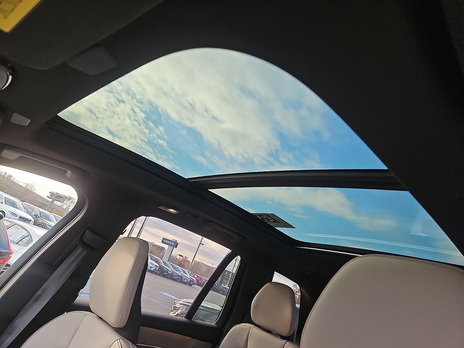 New 2026 Volvo XC90 B6 Plus w/ Protection Package Premier image 12