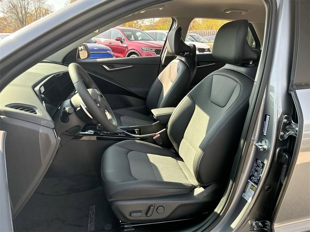 Certified 2025 Kia Niro EX image 26