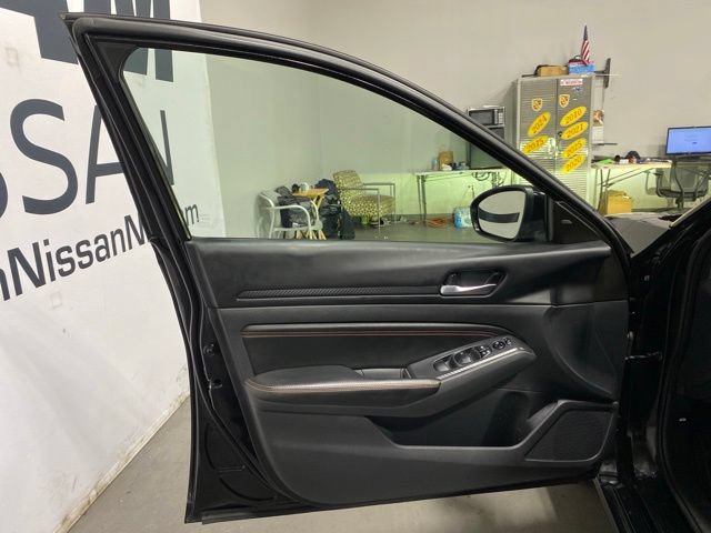 Used 2022 Nissan Altima 2.5 SR w/ Midnight Edition Package AWD/4WD image 9