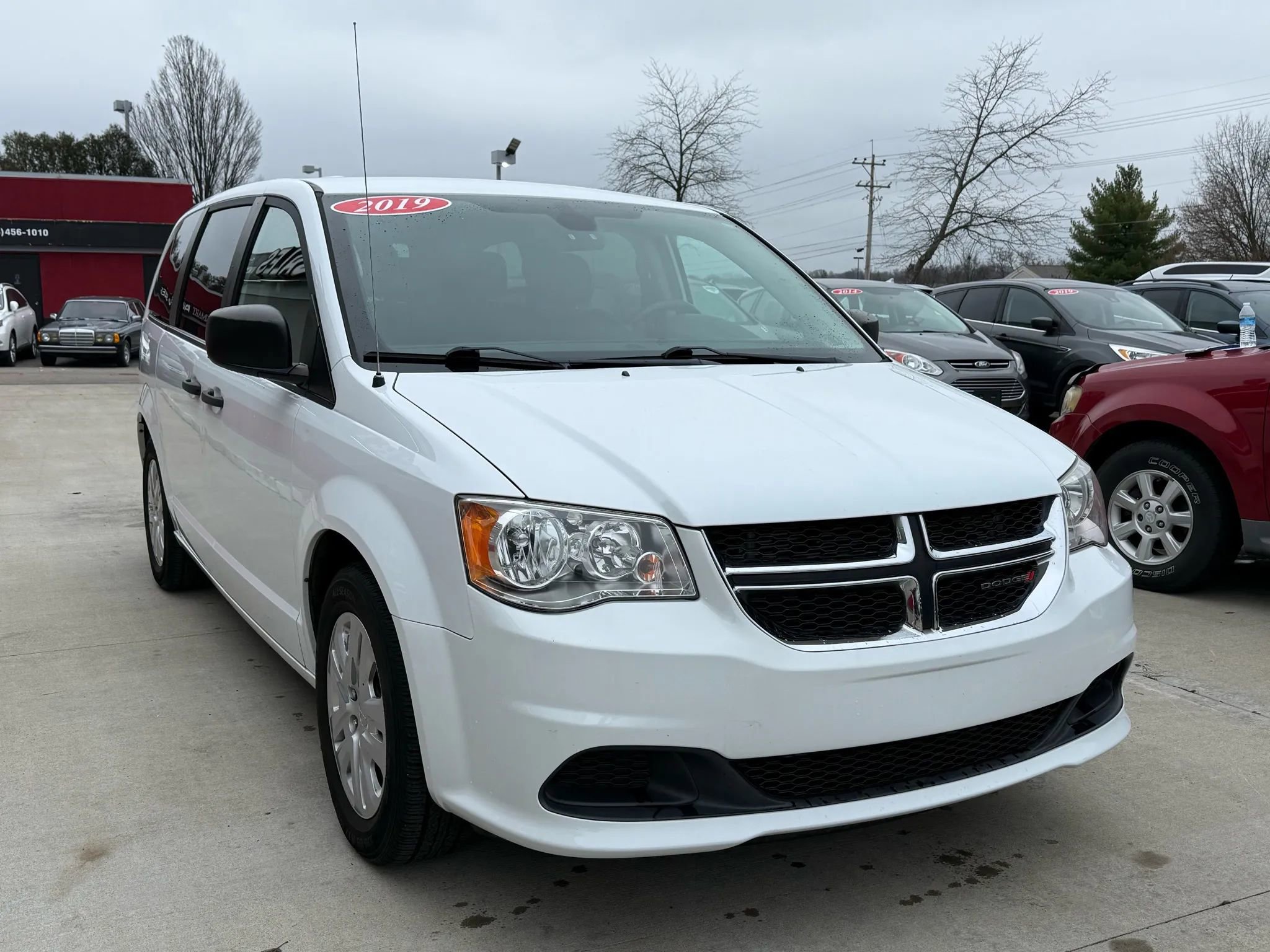 Used 2019 Dodge Grand Caravan SE w/ UConnect Hands-Free Group image 2