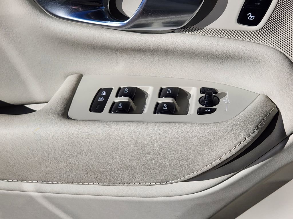 New 2025 Volvo XC90 B6 Core w/ Protection Package Premier image 4