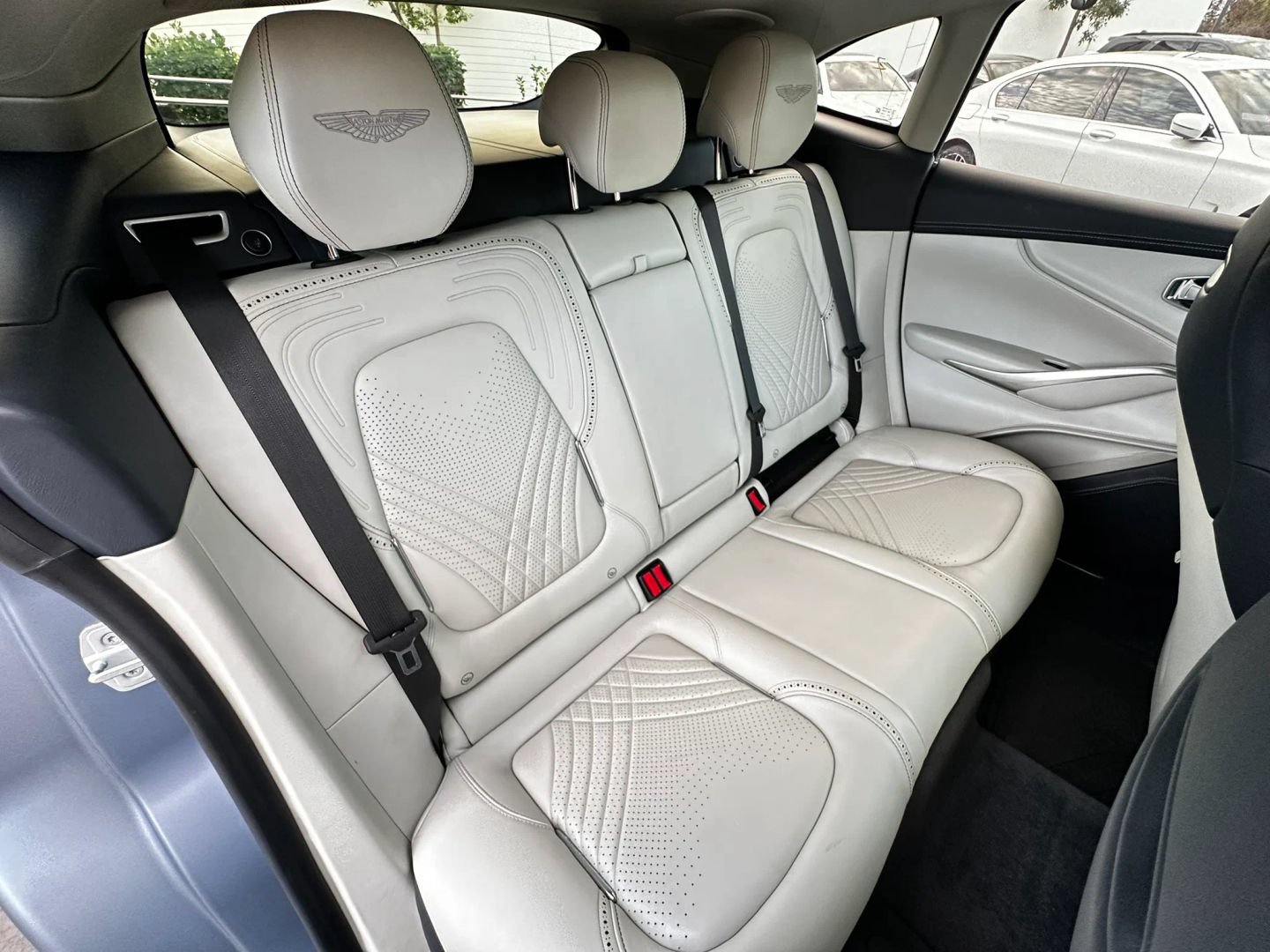 Used 2021 Aston Martin DBX AWD/4WD image 17