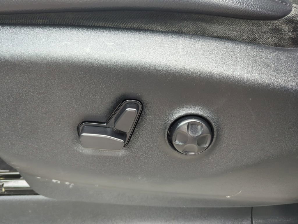 Used 2018 Chrysler Pacifica Touring-L w/ Tire & Wheel Group image 35