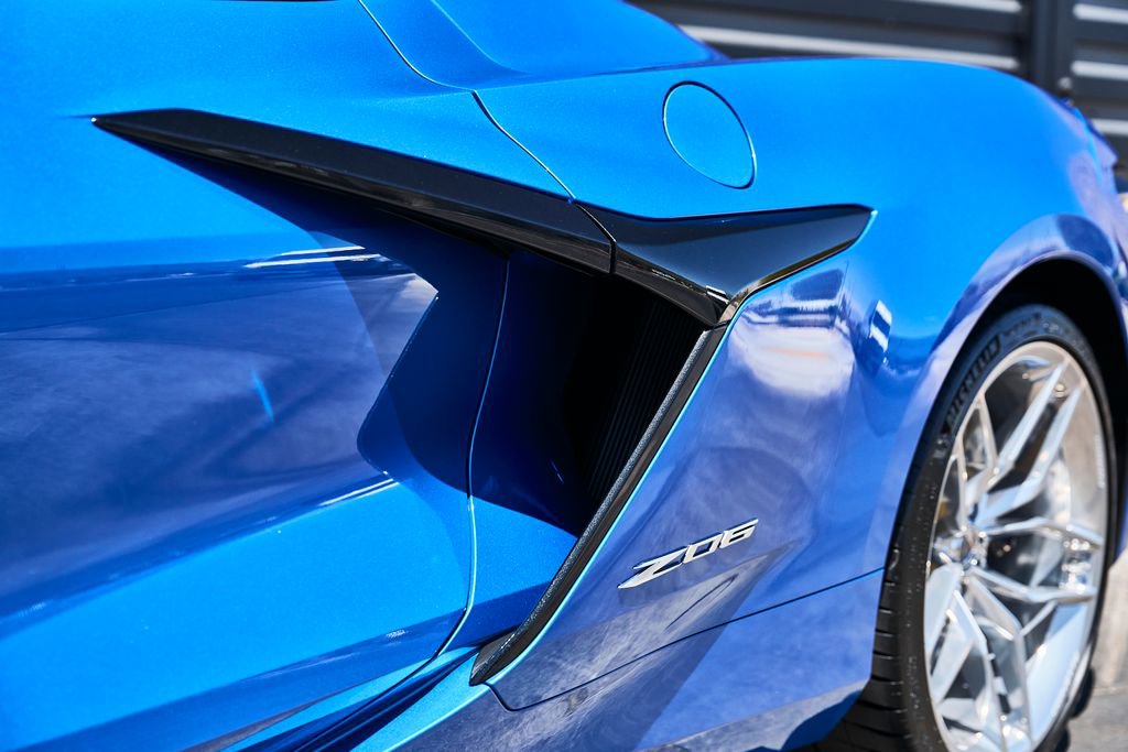 Used 2025 Chevrolet Corvette Z06 w/ Chrome Exterior Badge Package RWD image 8