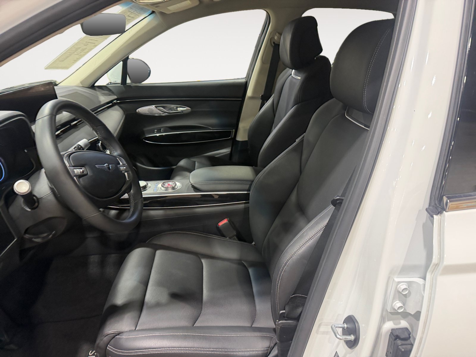 Used 2024 Genesis GV70 2.5T AWD/4WD image 13