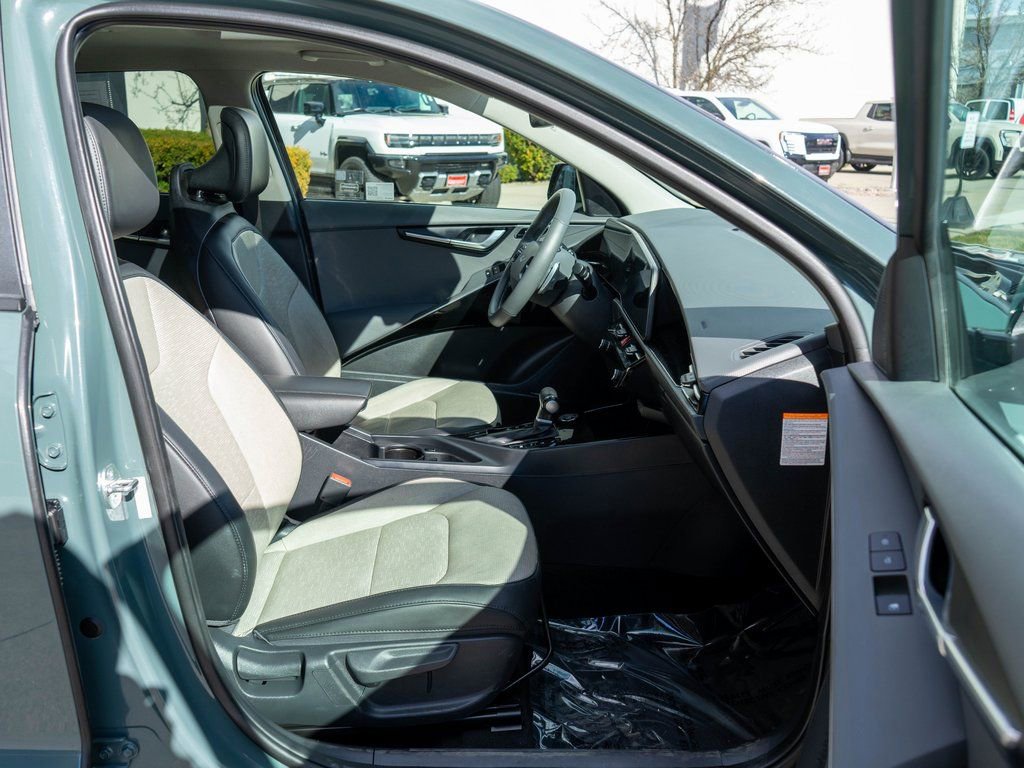 Used 2023 Kia Niro SX Touring FWD image 10