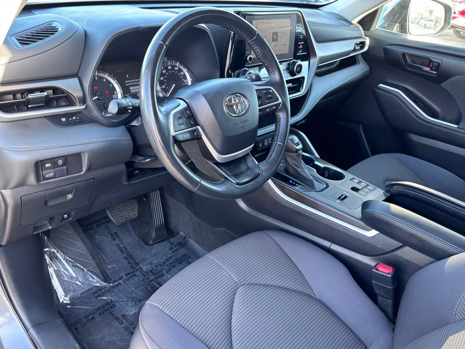 Used 2024 Toyota Highlander LE FWD image 17