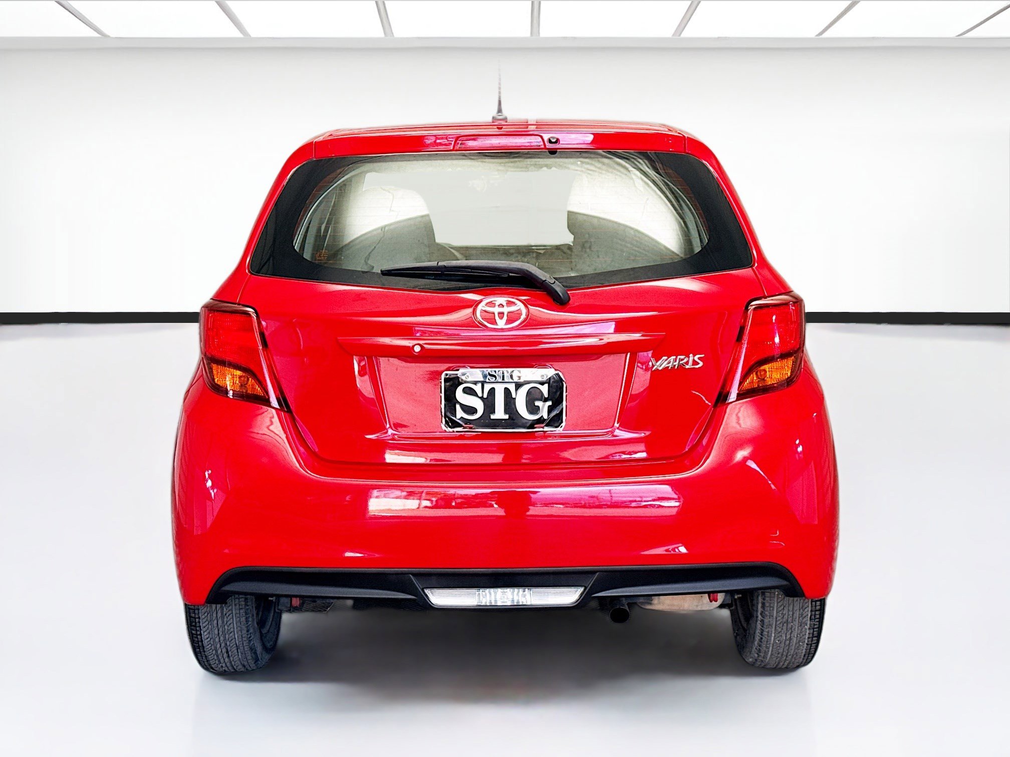 Used 2015 Toyota Yaris L image 5