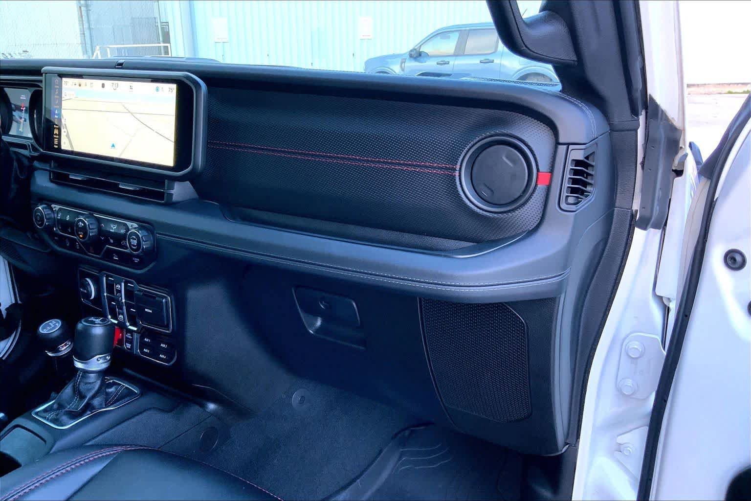 Used 2024 Jeep Wrangler Unlimited Rubicon w/ Technology Group AWD/4WD image 16