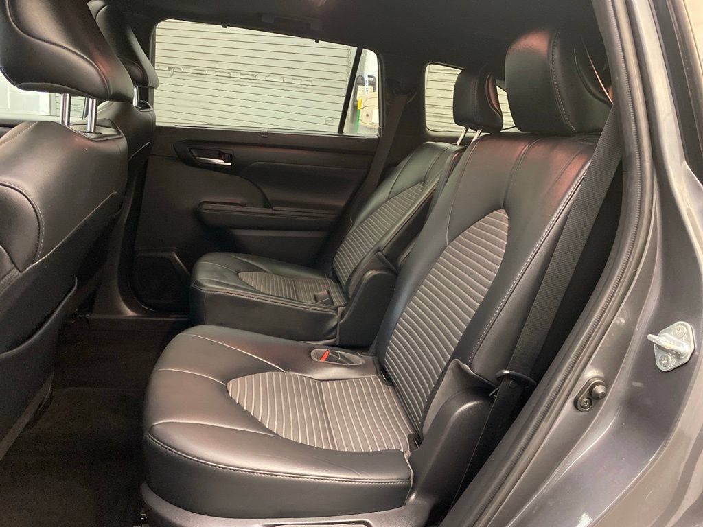 Used 2021 Toyota Highlander XSE AWD/4WD image 23