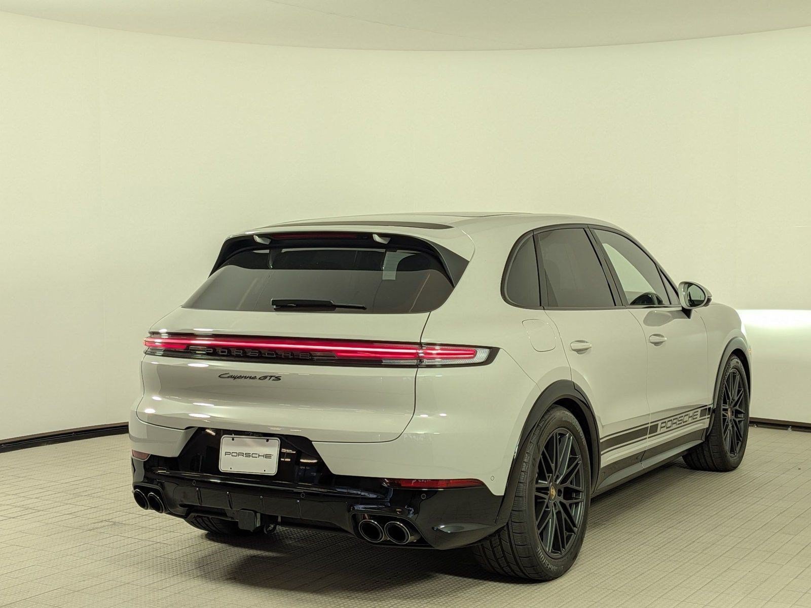 Used 2026 Porsche Cayenne GTS AWD/4WD image 9
