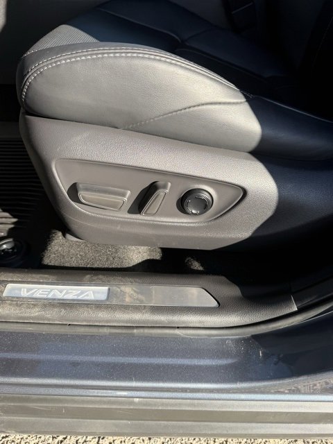 Certified 2021 Toyota Venza Limited image 18