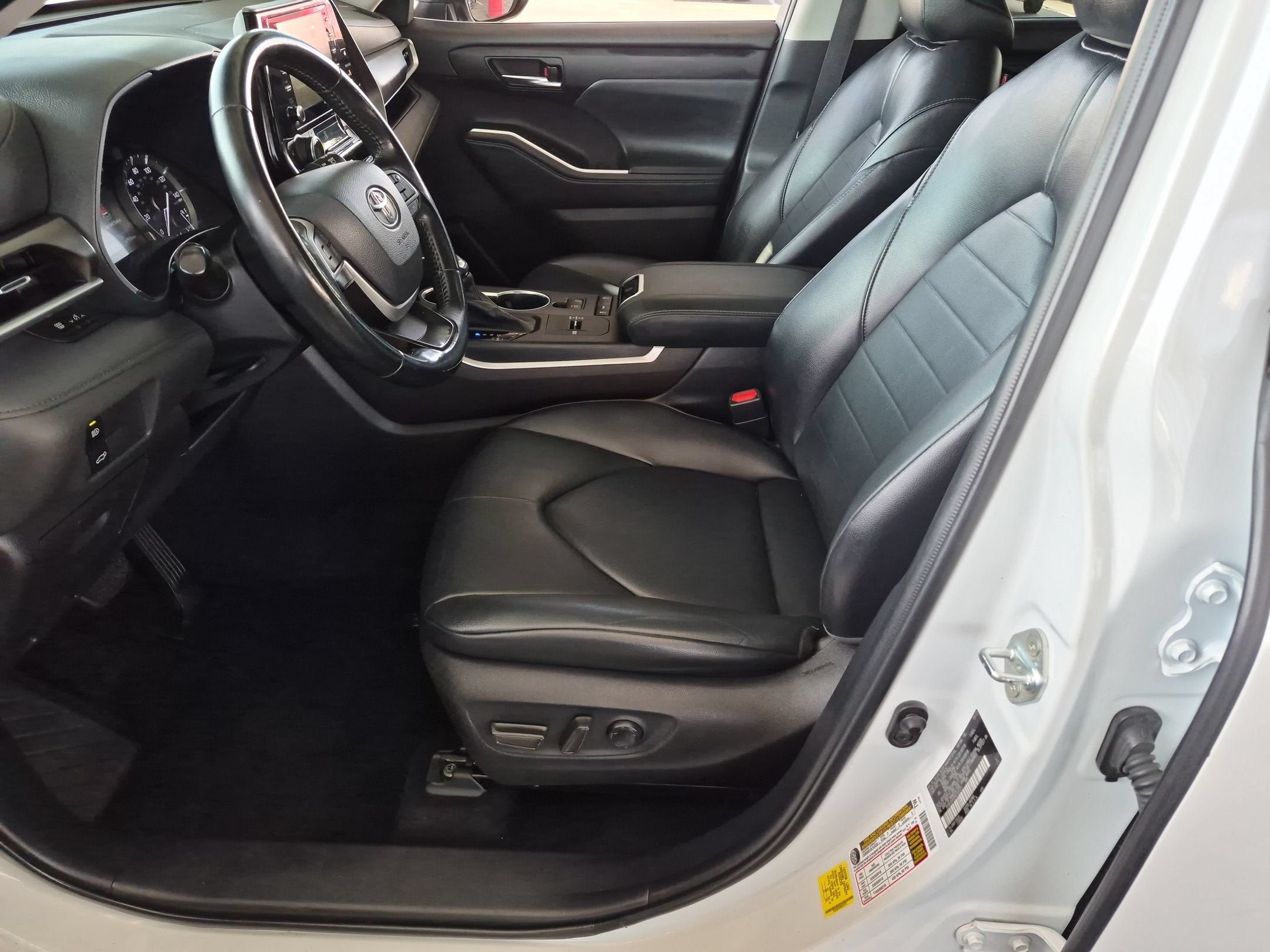 Used 2022 Toyota Highlander XLE FWD image 13
