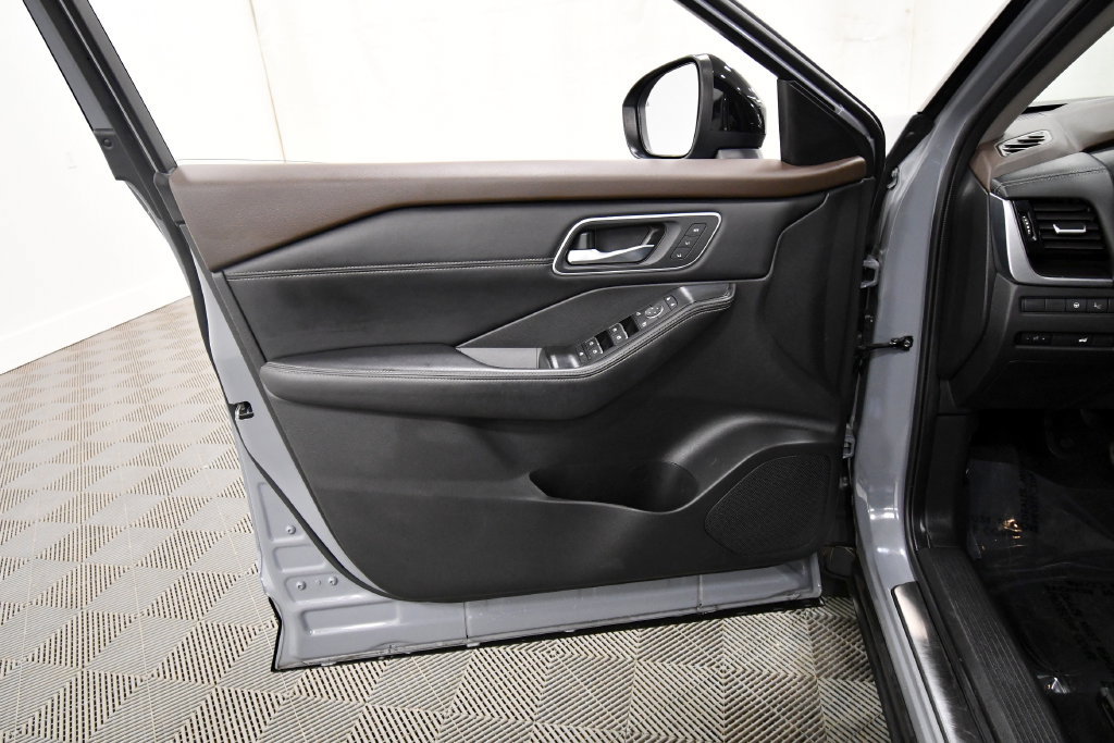 Used 2023 Nissan Rogue Platinum w/ Platinum Premium Package AWD/4WD image 12