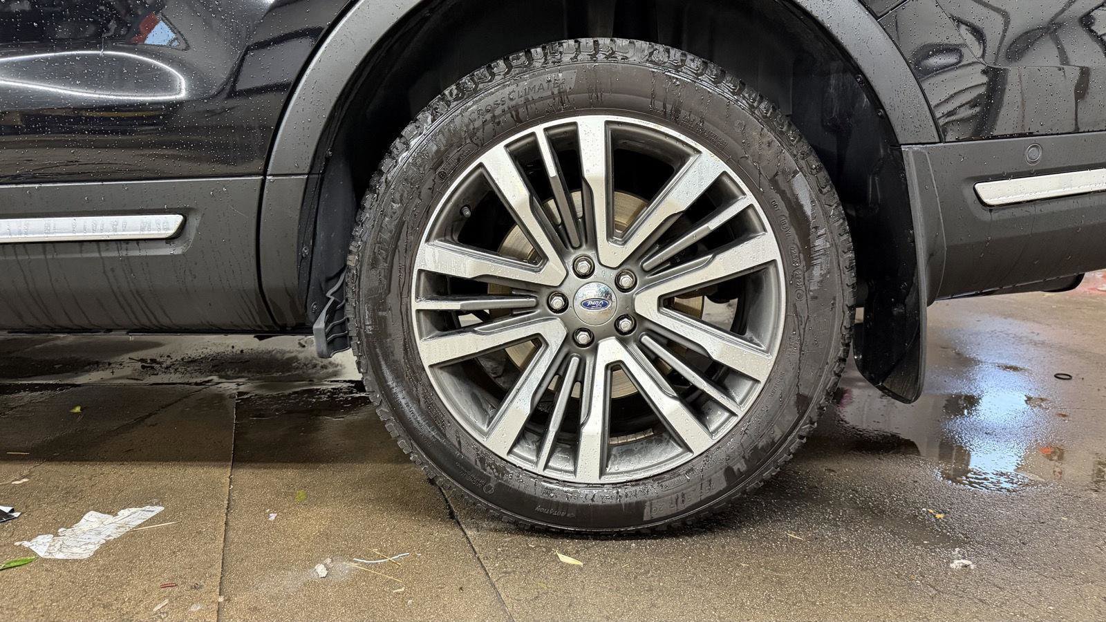 Used 2018 Ford Explorer Platinum image 25