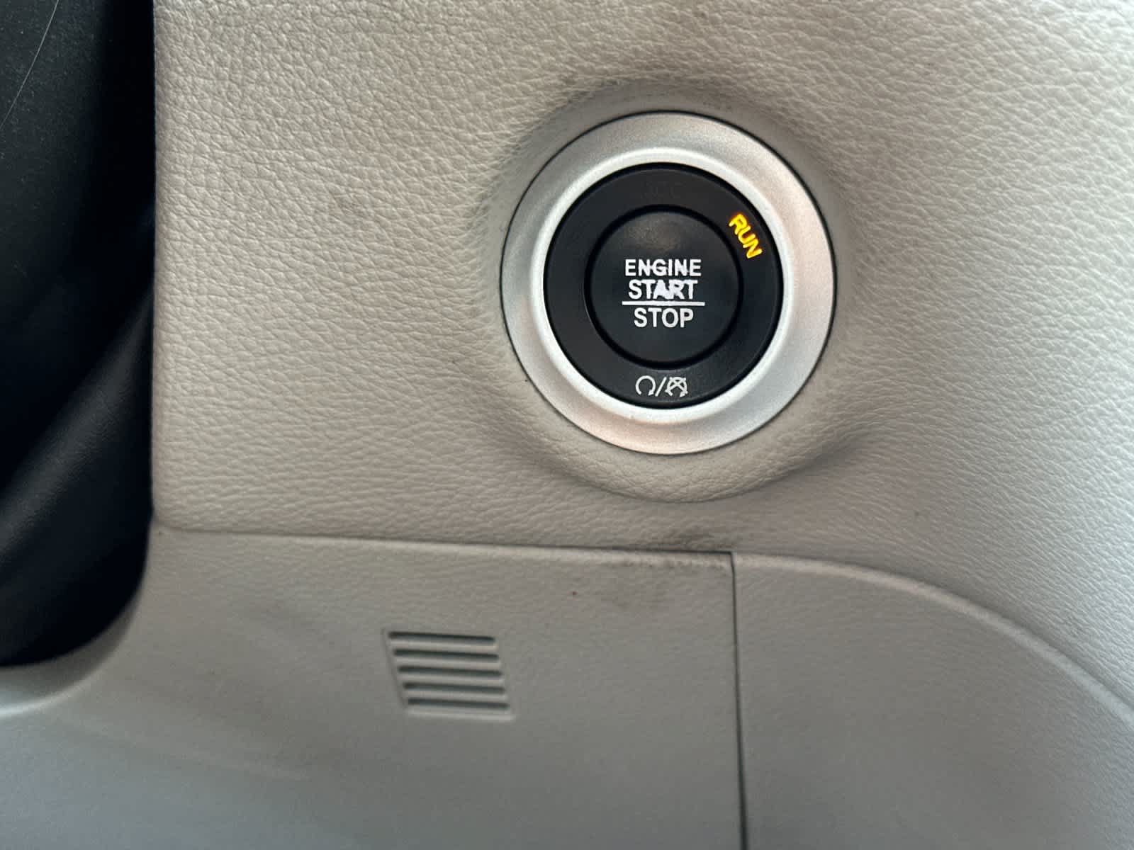 Used 2018 Chrysler Pacifica Limited w/ Advanced Safetytec Group FWD image 25