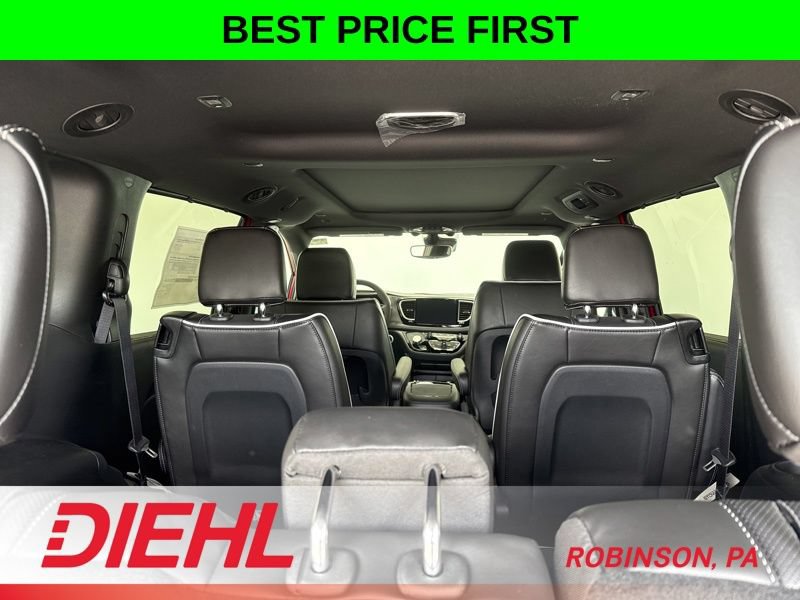New 2027 Chrysler Pacifica Limited w/ Family Tech Group AWD/4WD image 9