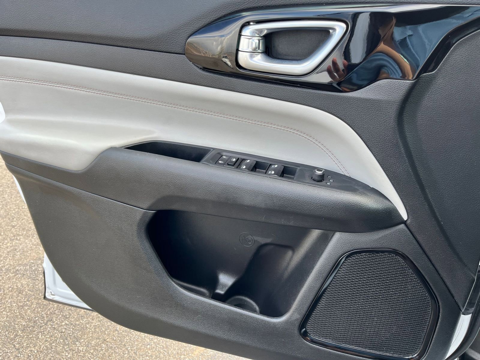 Used 2025 Jeep Compass Limited image 18