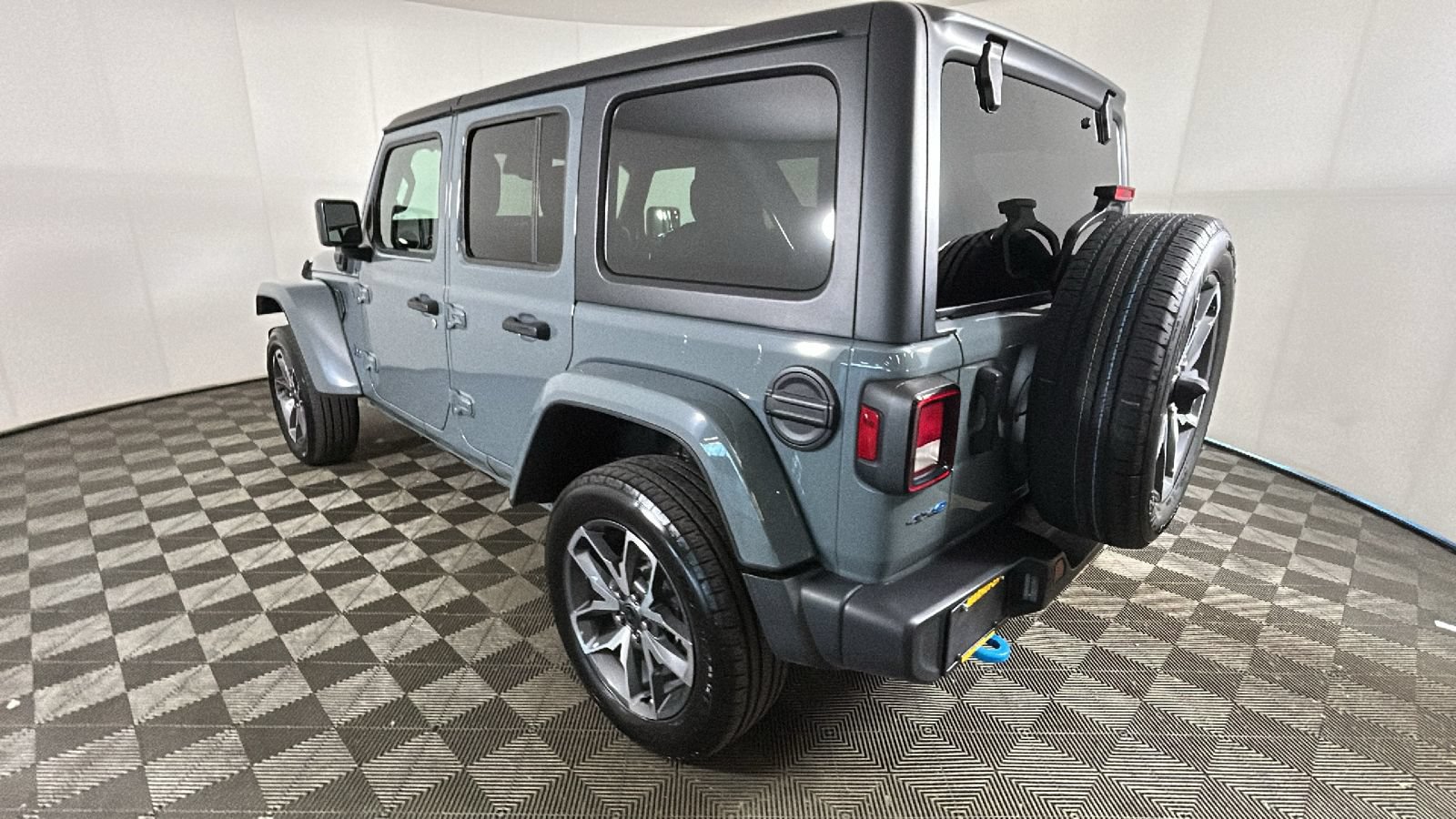 Used 2024 Jeep Wrangler Unlimited w/ Convenience Group AWD/4WD image 5