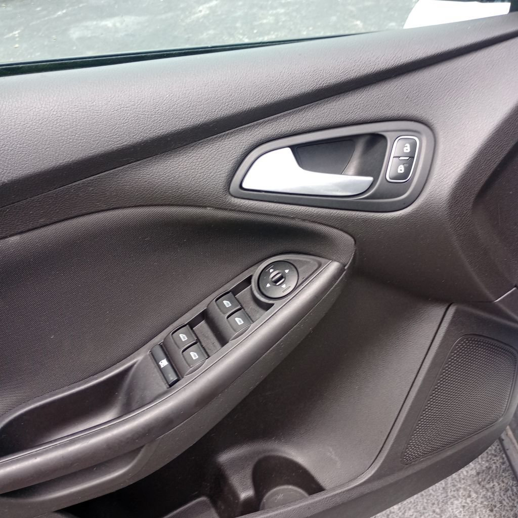 Used 2018 Ford Focus SE w/ SE Appearance Package FWD image 12