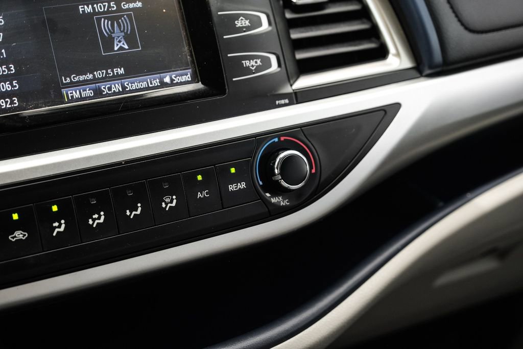 Used 2019 Toyota Highlander LE FWD image 25