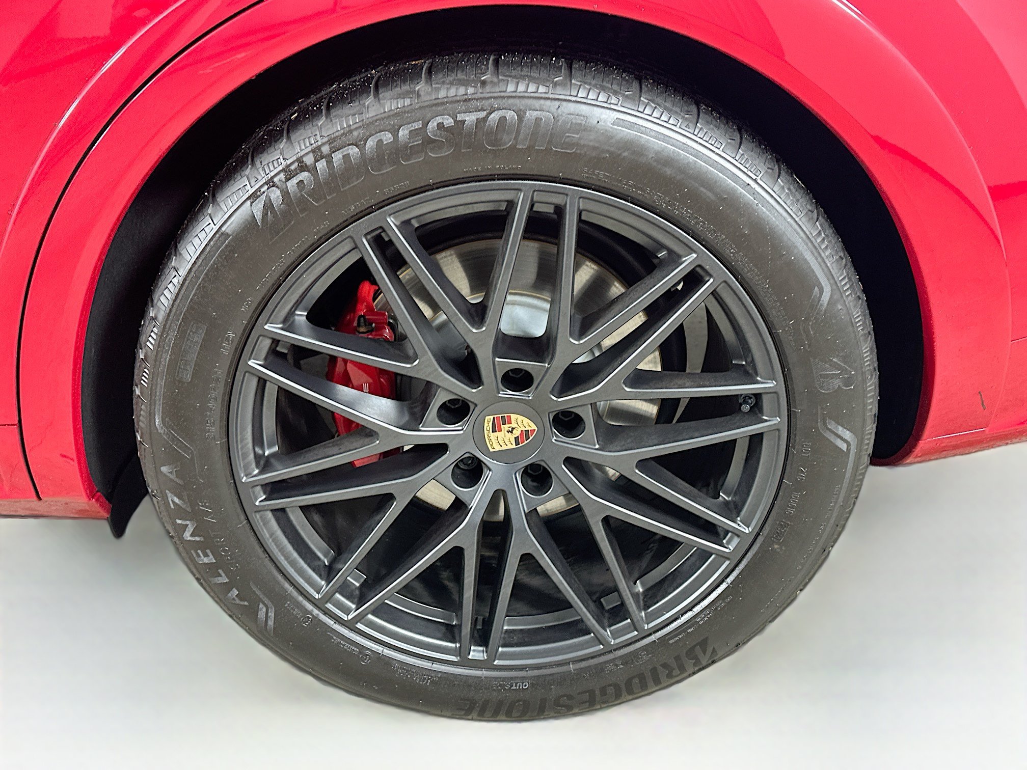 Used 2025 Porsche Cayenne GTS AWD/4WD image 39