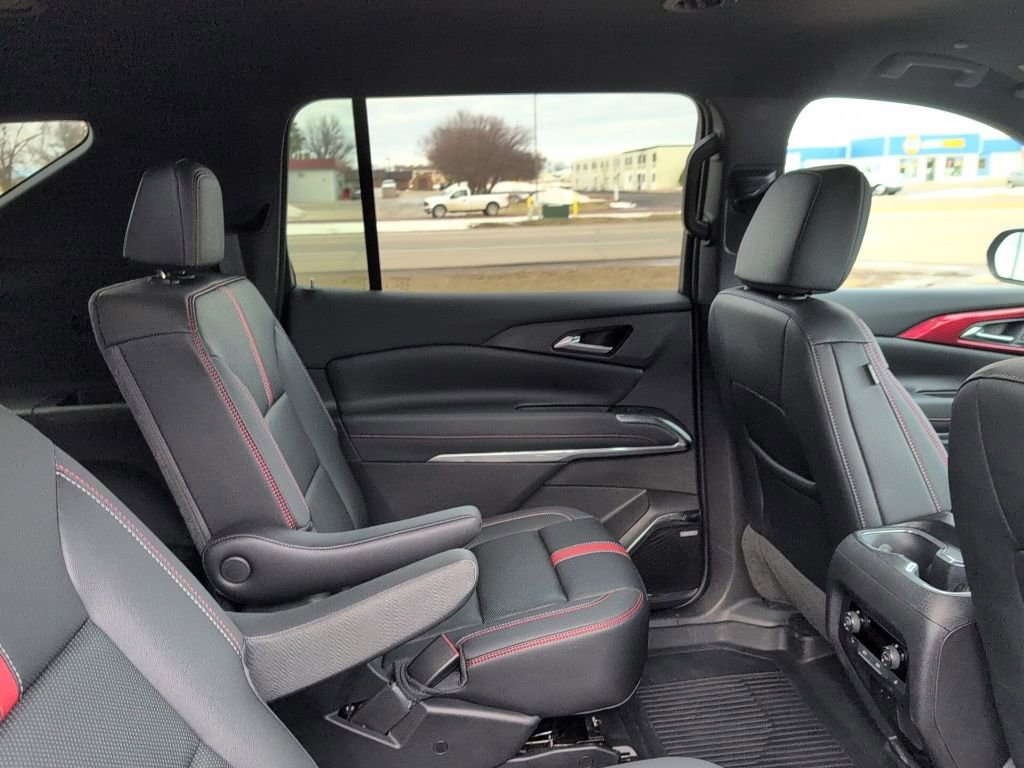 Used 2025 Chevrolet Traverse RS image 31