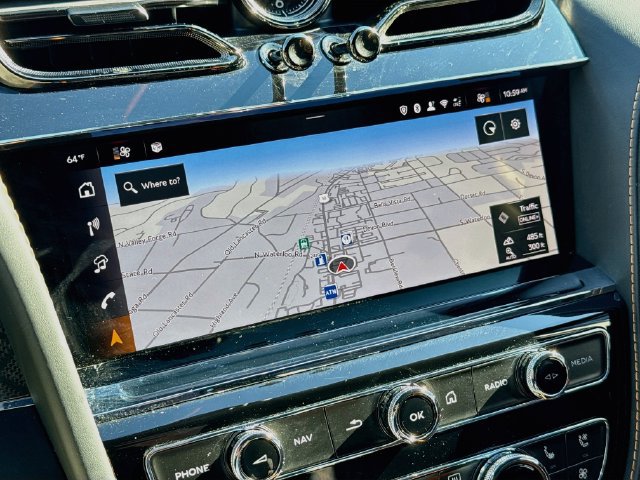 Used 2025 Bentley Bentayga AWD/4WD image 13