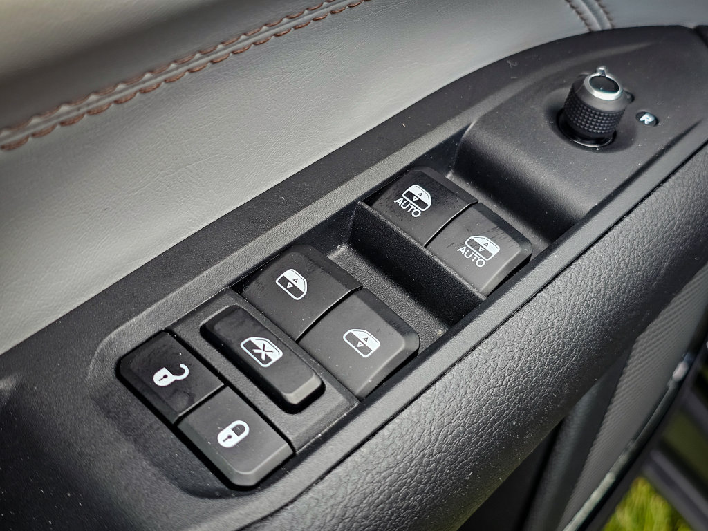 Used 2023 Jeep Compass Limited AWD/4WD image 11