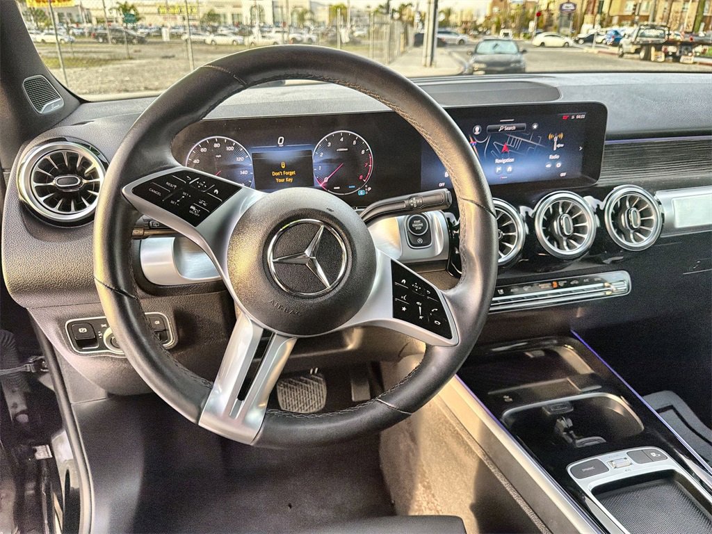 Used 2024 Mercedes-Benz GLB 250 4MATIC w/ Exclusive Package image 11