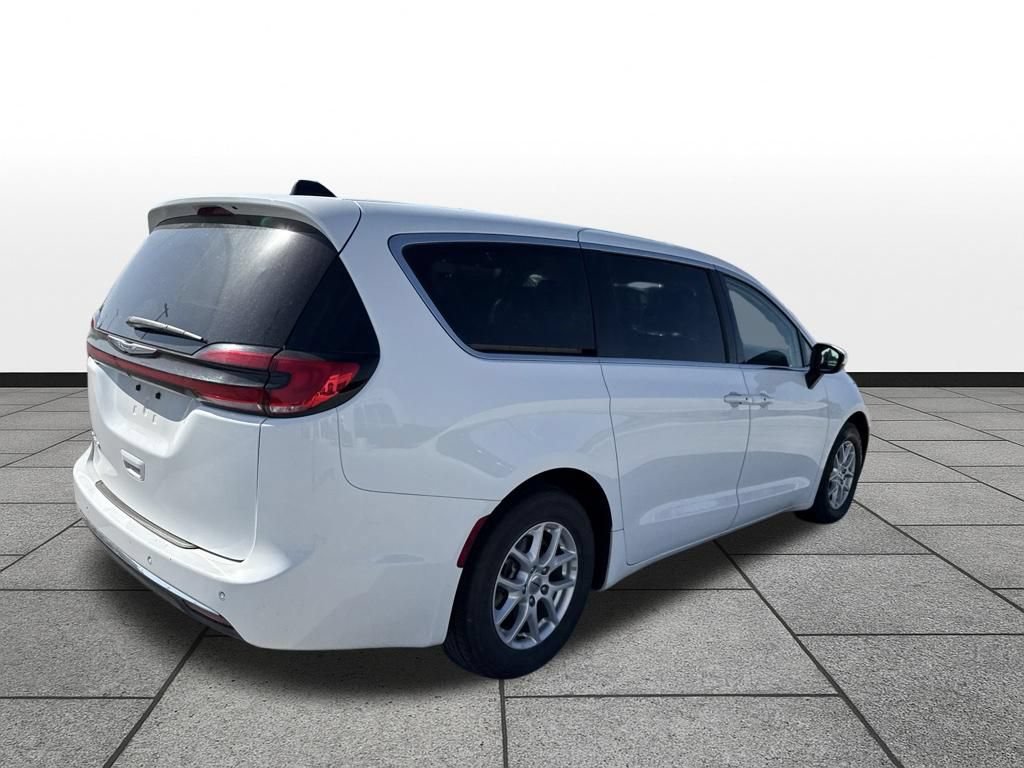 Used 2023 Chrysler Pacifica Touring-L FWD image 5