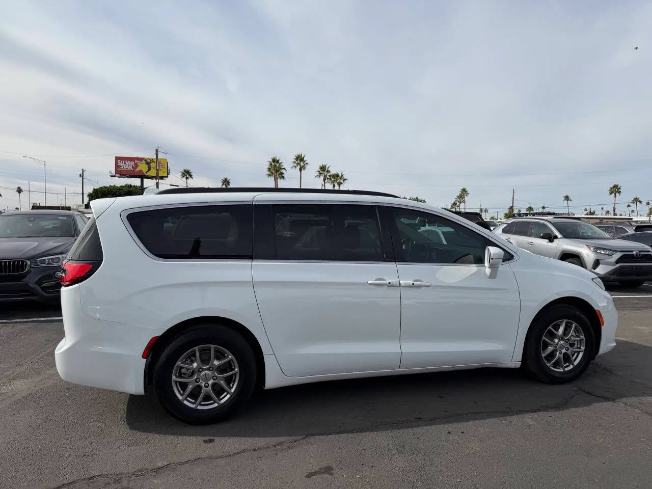 Used 2021 Chrysler Pacifica Touring FWD image 11