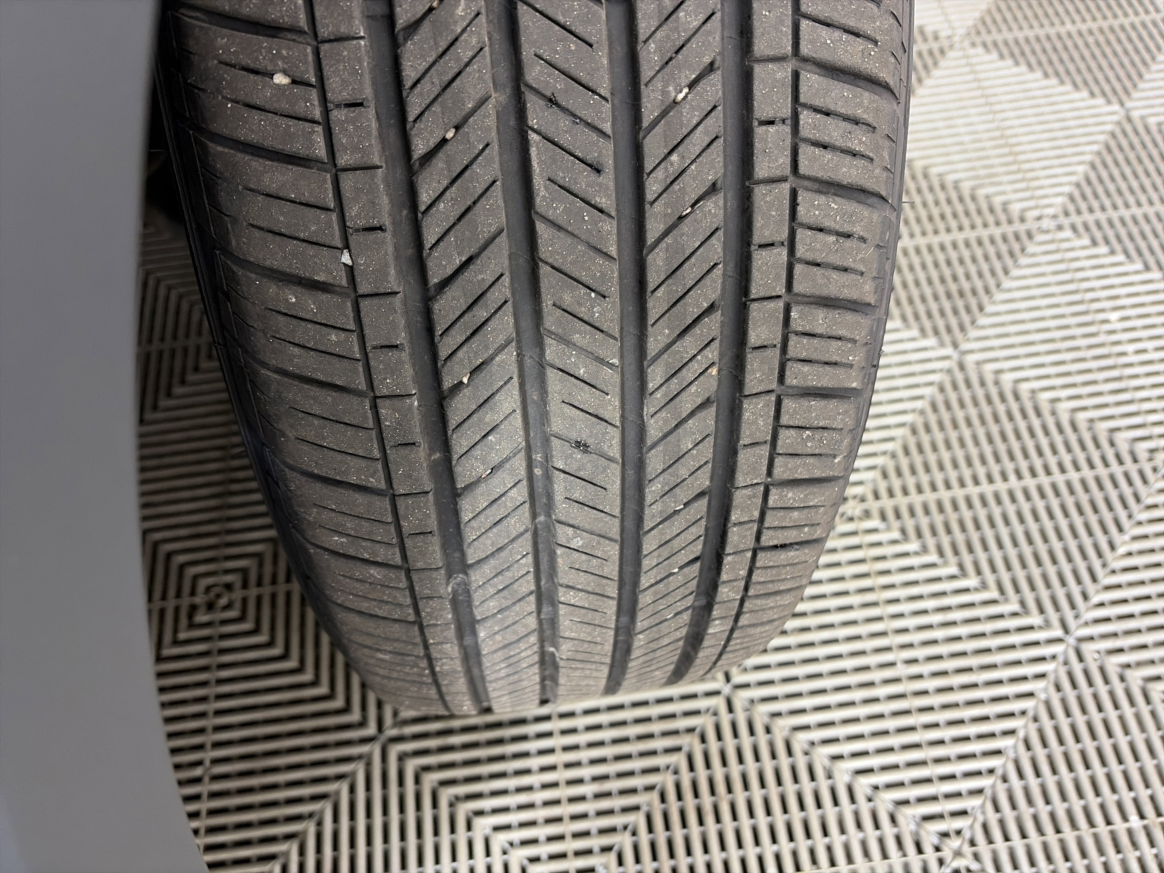 Used 2023 Volkswagen Tiguan SE w/ Panoramic Sunroof Package image 2