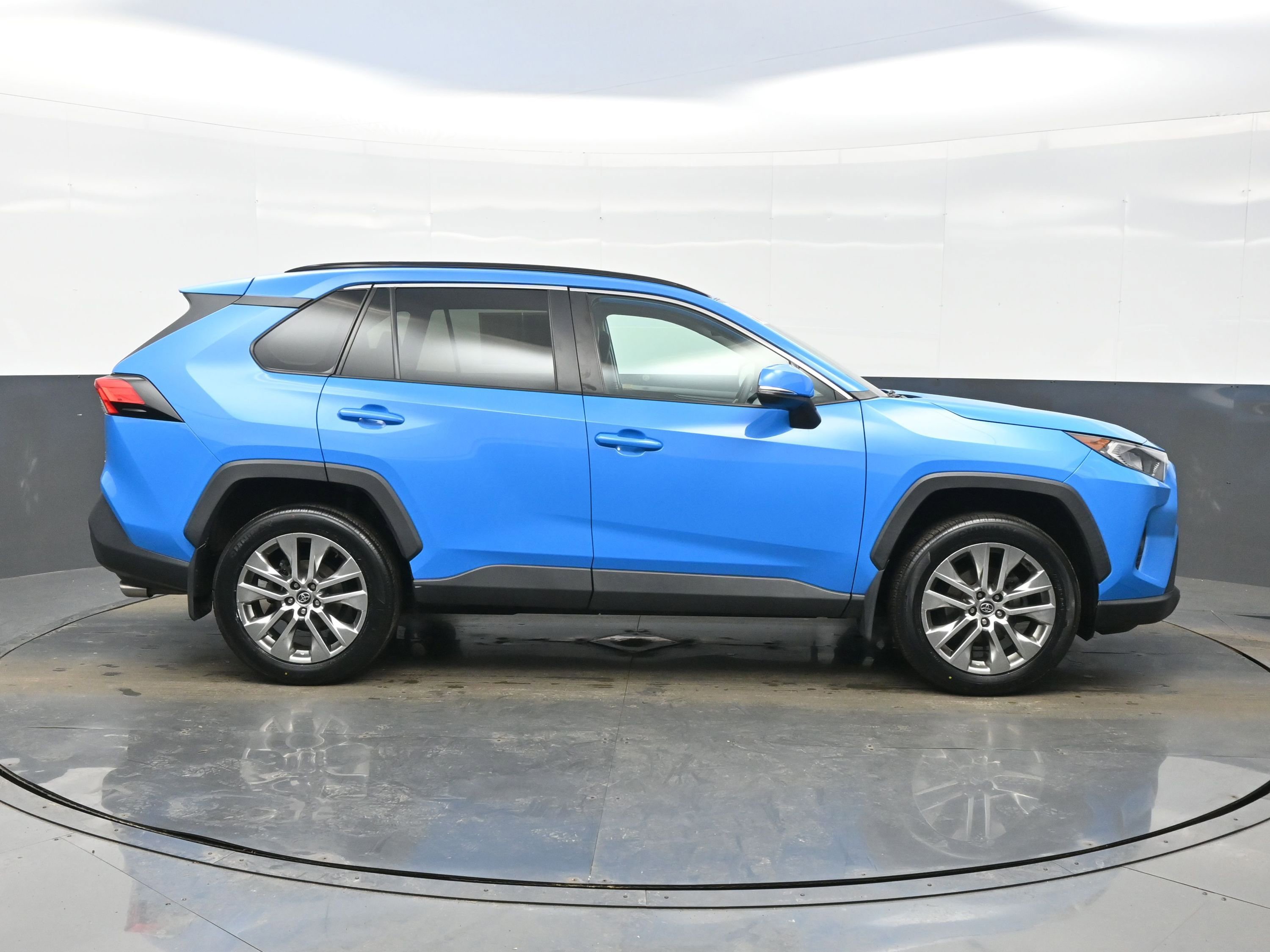 Used 2020 Toyota RAV4 XLE Premium image 7