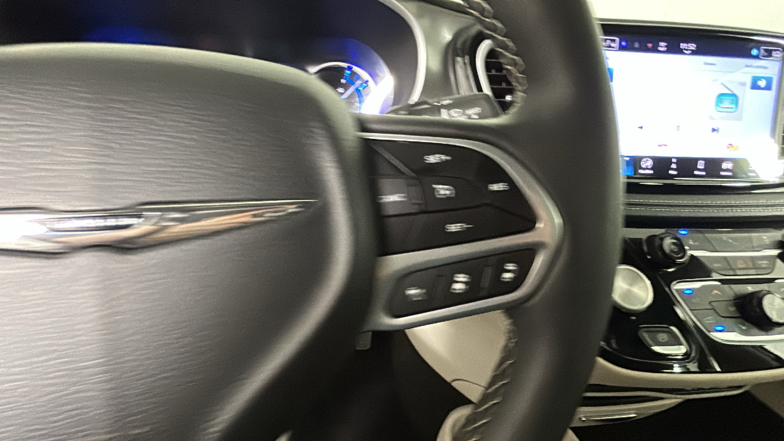 Used 2024 Chrysler Pacifica Limited FWD image 19