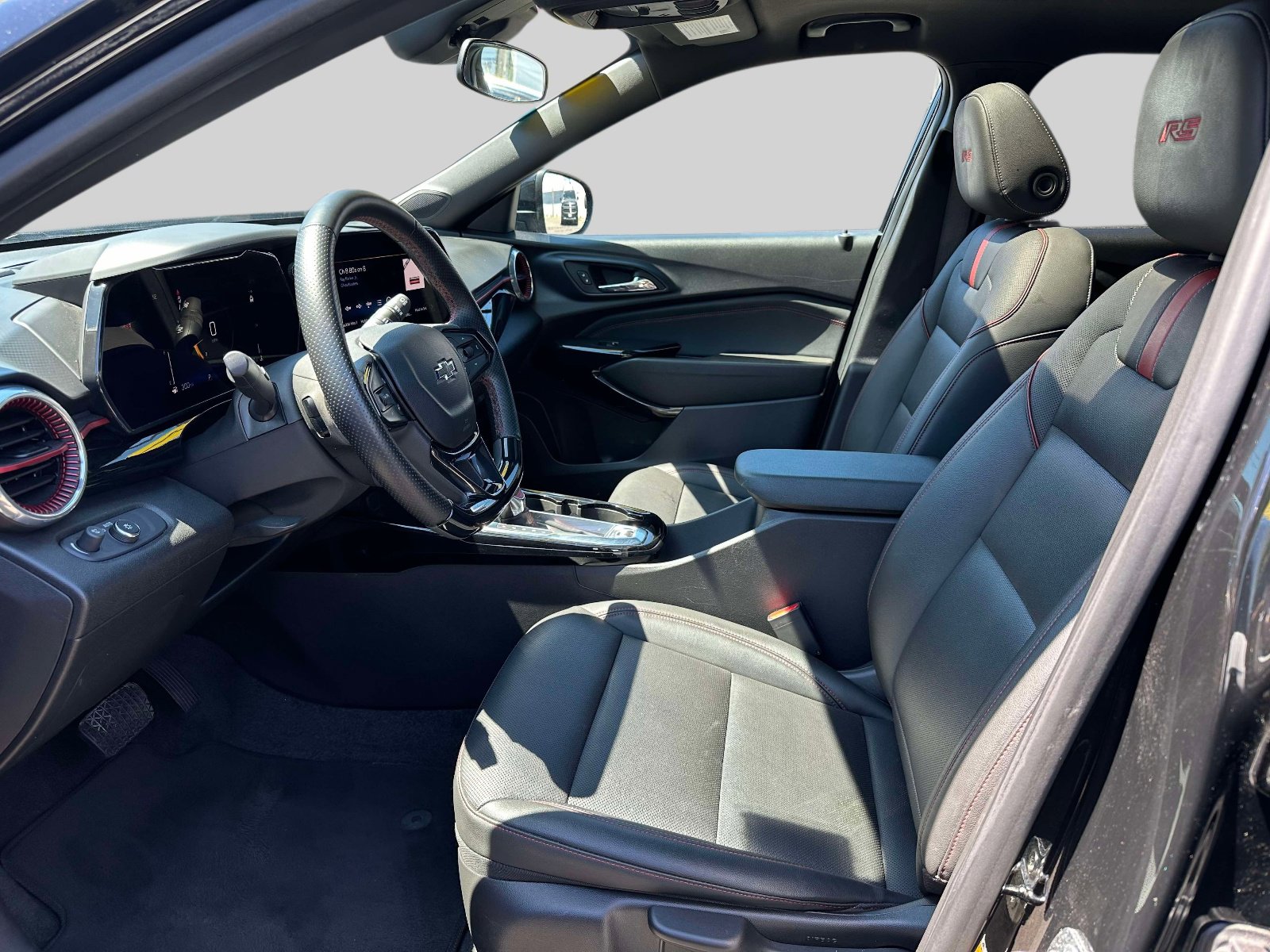 Used 2024 Chevrolet Trax RS w/ Sunroof Package FWD image 14