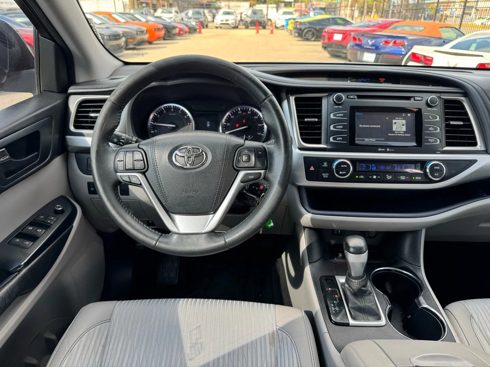 Used 2015 Toyota Highlander LE image 28