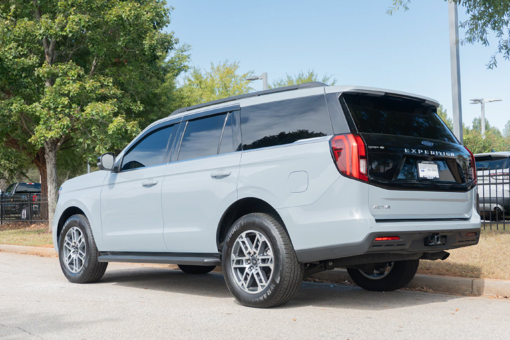 Used 2025 Ford Expedition Active RWD image 18