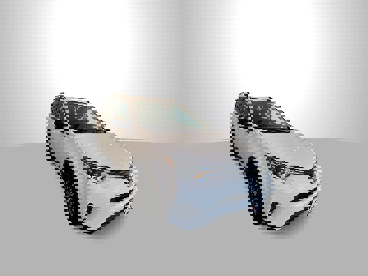 Used 2018 Toyota RAV4 LE image 2