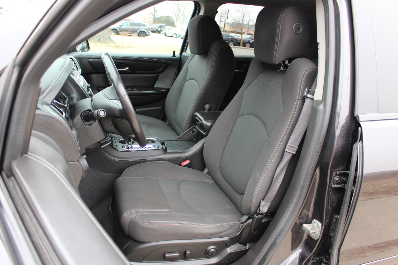 Used 2015 GMC Acadia SLE image 16