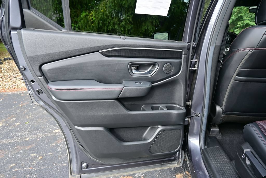 Certified 2025 Honda Pilot Black Edition image 14