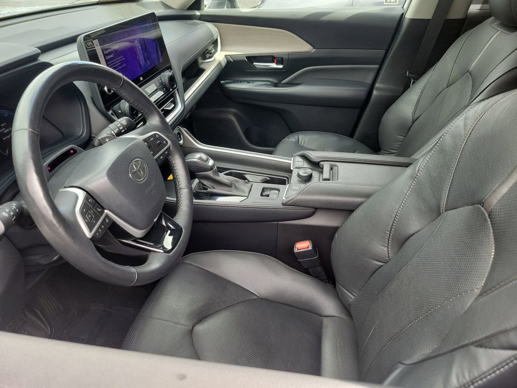Used 2024 Toyota Grand Highlander Platinum image 3