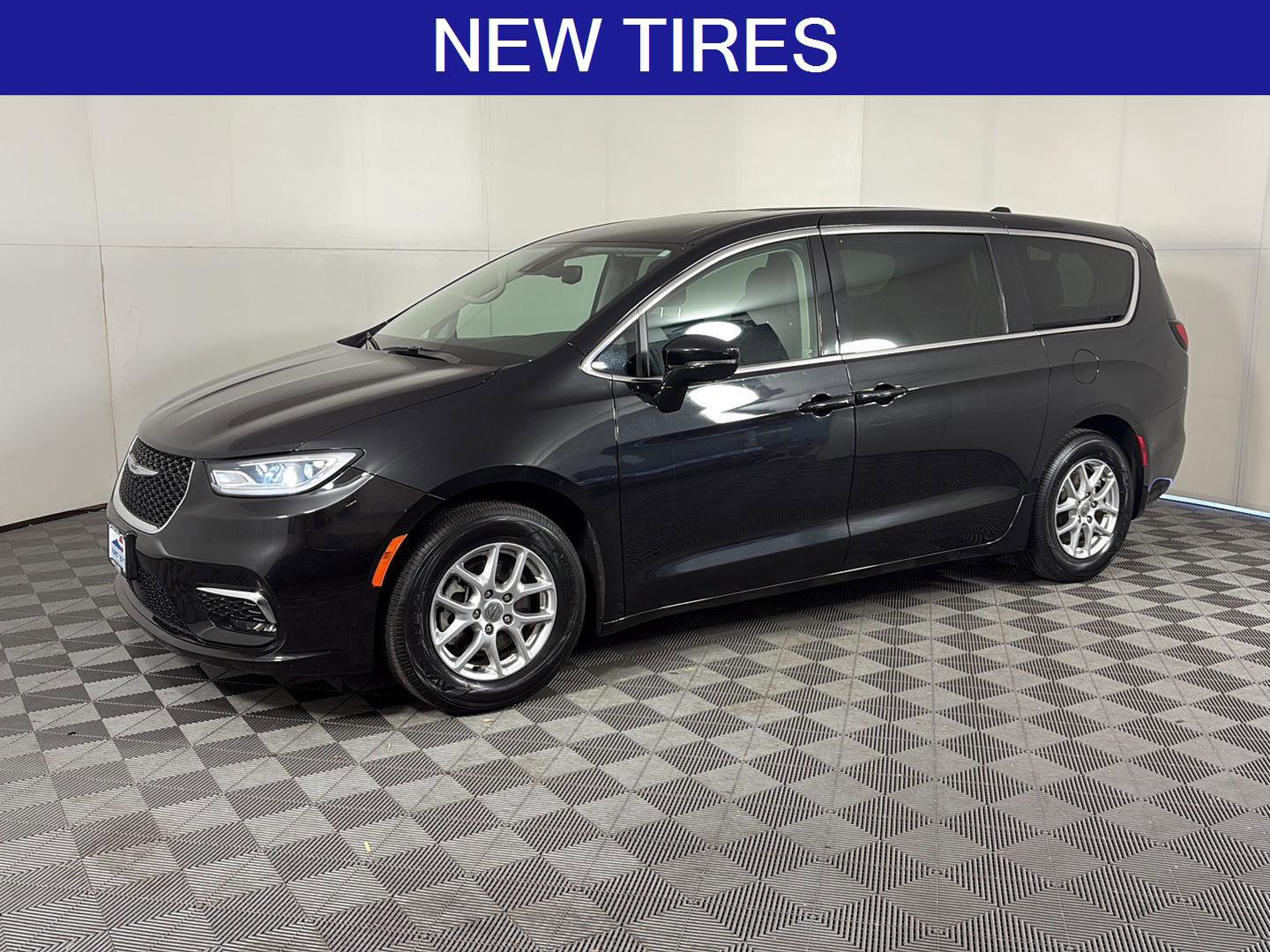 Used 2024 Chrysler Pacifica Touring-L image 1