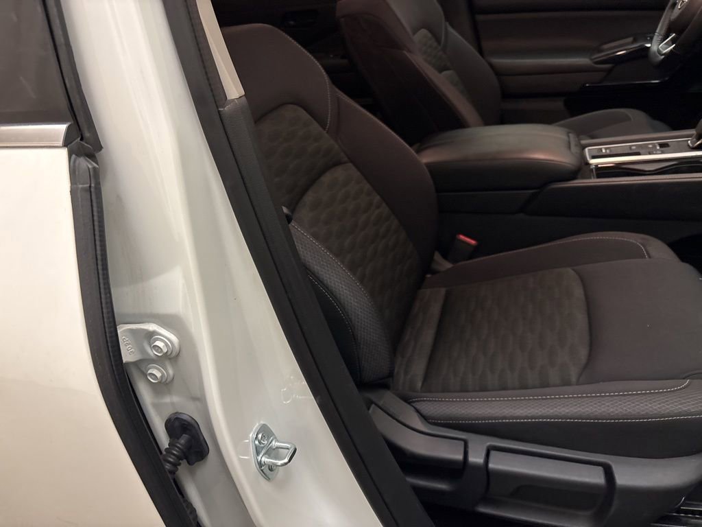 Used 2025 Nissan Pathfinder SV image 21